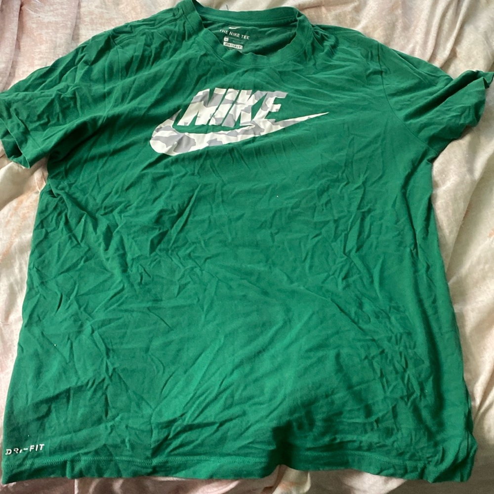 green nike t shirt